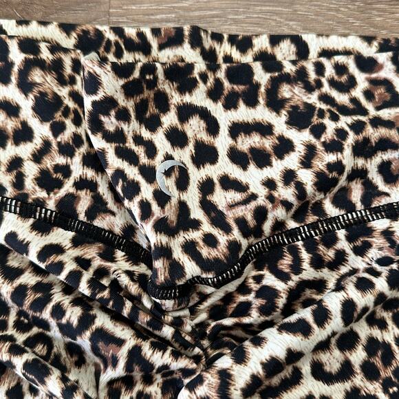 ZYIA Active Brilliant Scrunchy What Leopard Print Leggings - Picture 4 of 6